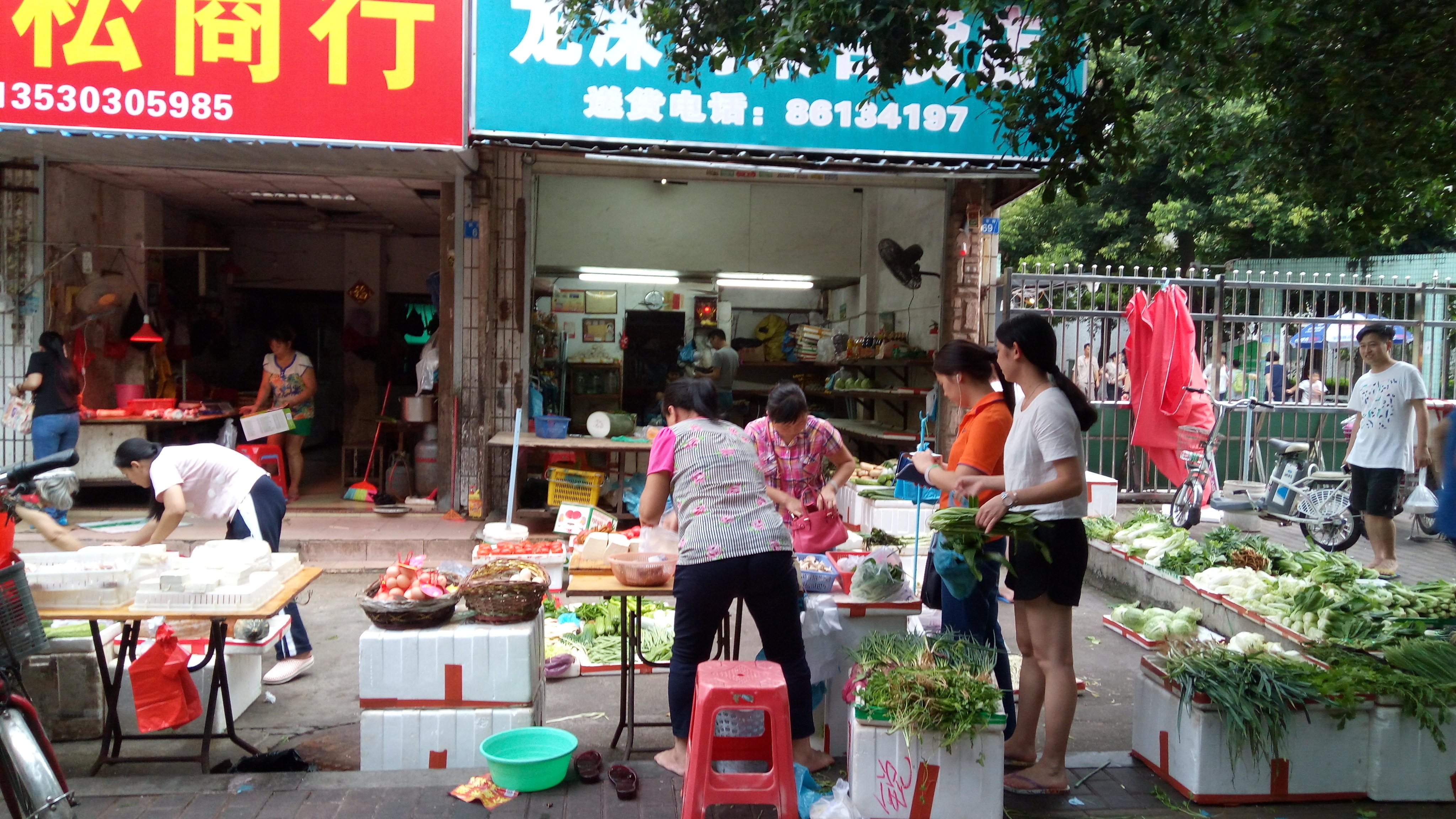 但是来菜市场这些人很多是自己买菜回家做饭,很少有人说专门跑到菜