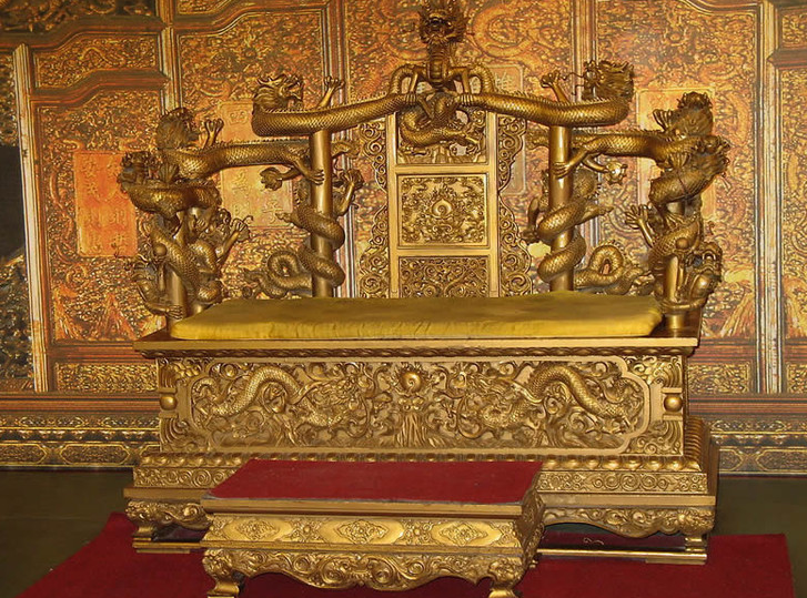 紫禁城里的皇帝宝座,龙椅是何材料制成?说出来别吓到!