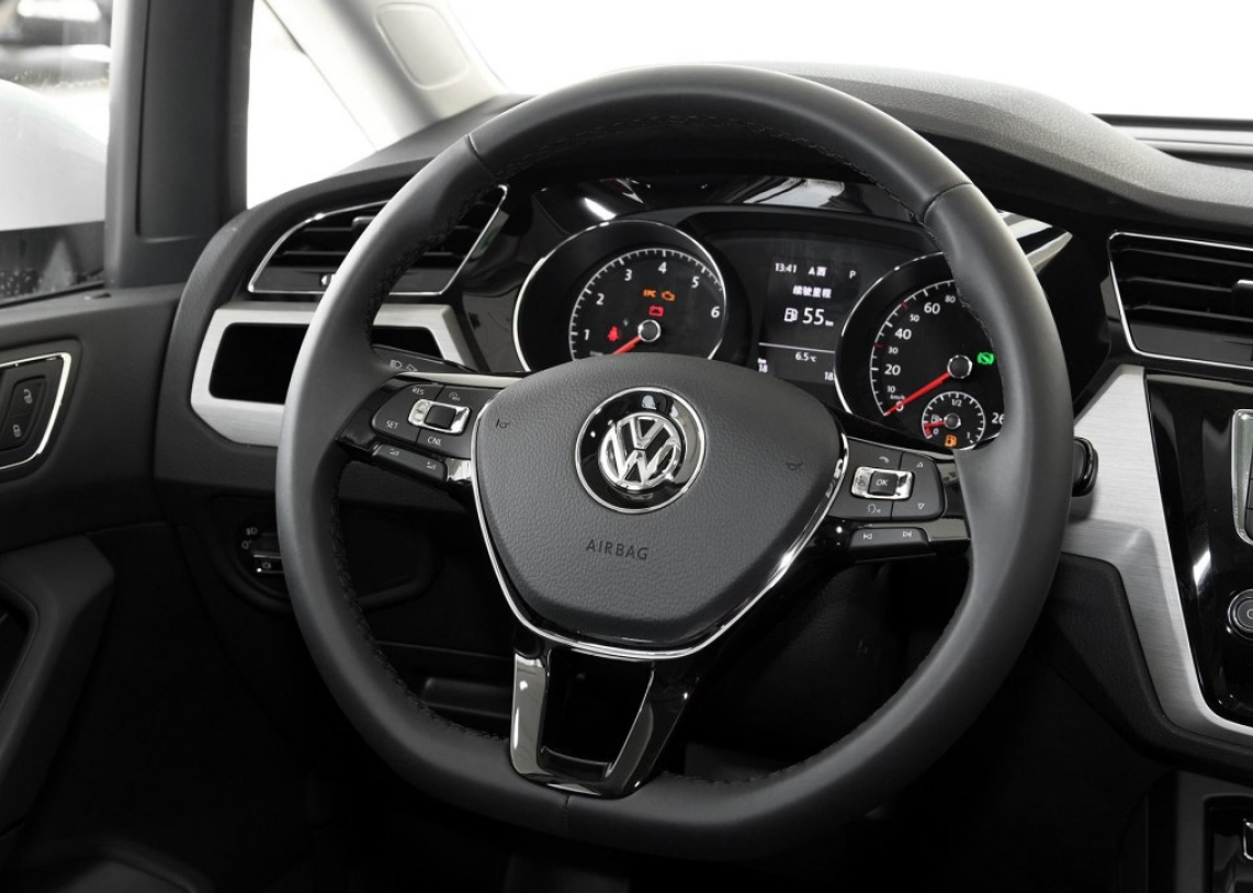 大众途安 2018款  280tsi 自动舒雅版 6座,全包的方向盘