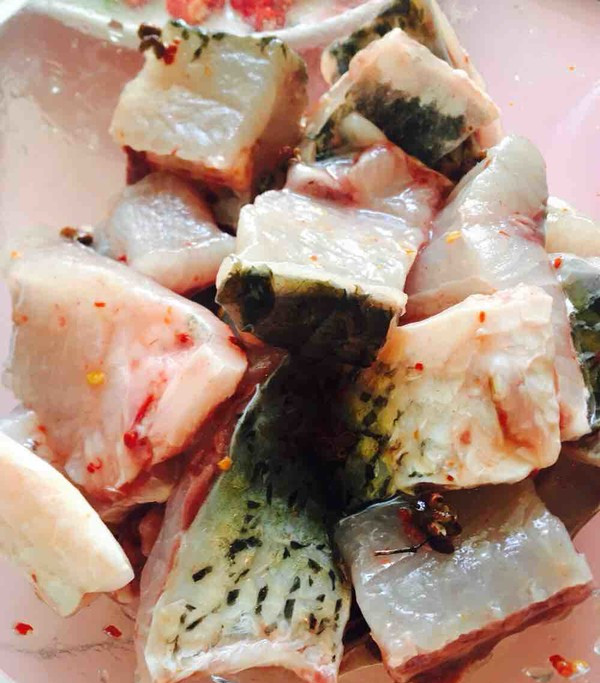 孩子吃鱼总卡喉咙?别再喝醋,教你一招,让鱼刺自己跑出来,省事