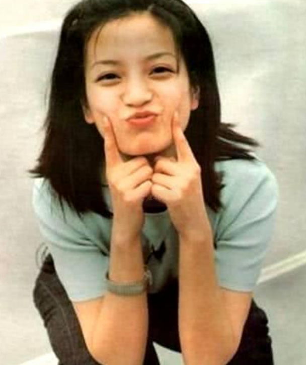 赵薇年轻旧照曝光,"神仙颜"受黄晓明青睐,甩杨颖几条街