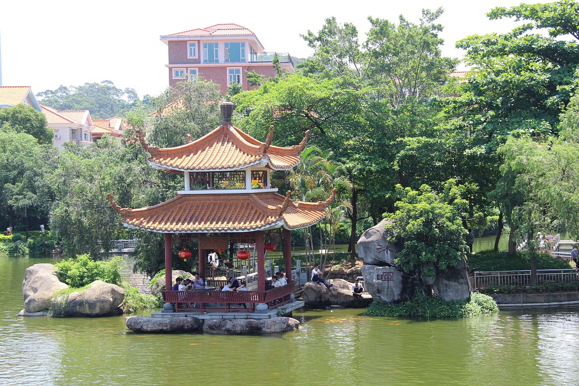 东莞长安拥有许多景点和活动,如长安公园,莲花山公园,东莞博物馆和