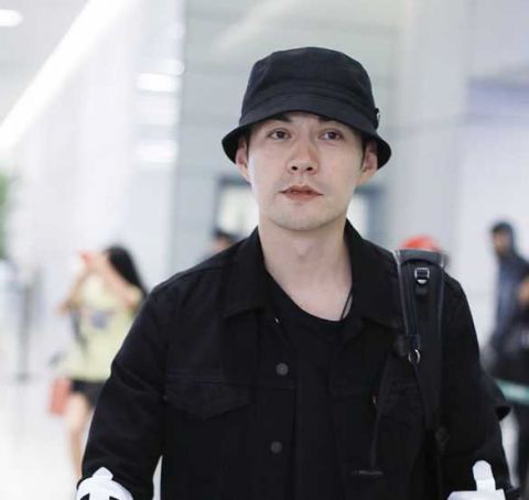 严屹宽素颜赶飞机帅气依旧 穿黑衣挥手微笑荷尔蒙爆表