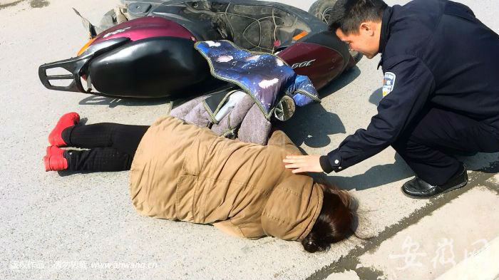 女子騎摩托車摔倒後短暫失憶 三名路過交警伸援手