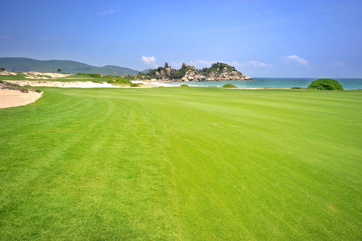 人在生气发怒叶烈火在胸中燃烧,怒气如潮水般汹涌