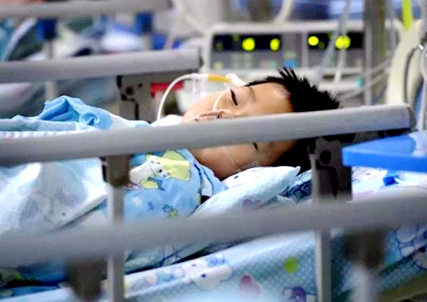 合肥一6岁男童从15楼意外坠下奇迹生还 经抢救生命体征已趋于平稳