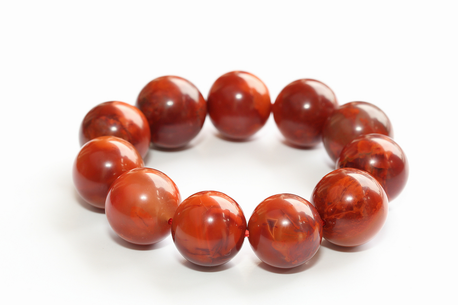 南红是玛瑙的一种,因其出产在中国南疆得名,包括云南,四川南部,青海