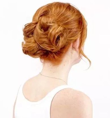 中年女性凌乱式盘发图解,经典成熟的低盘发!