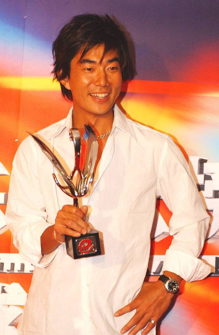 原来,任贤齐拿着手里的鸡架说:寻常老