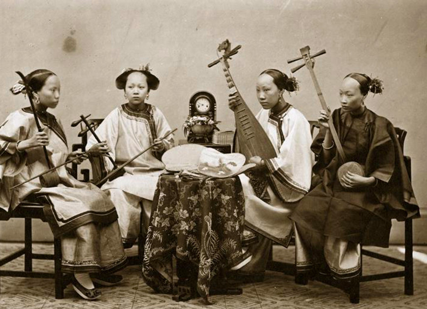 清朝"青楼女子"真实老照片,打扮很妖艳,最后一张行为令人唾弃