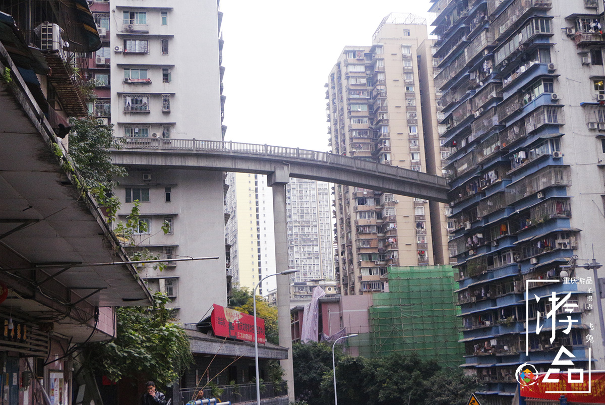 连接地面和13层高楼的一座桥,网红重庆真是挑战无极限