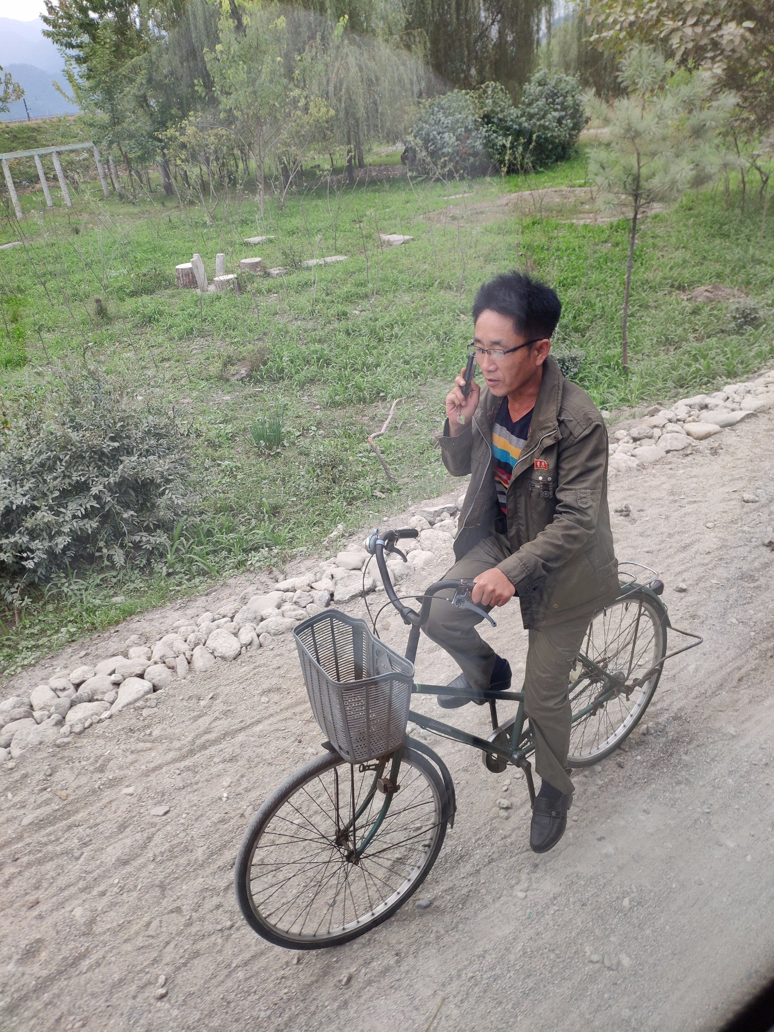 随拍朝鲜平壤地铁站美女很多男人喜欢骑自行车