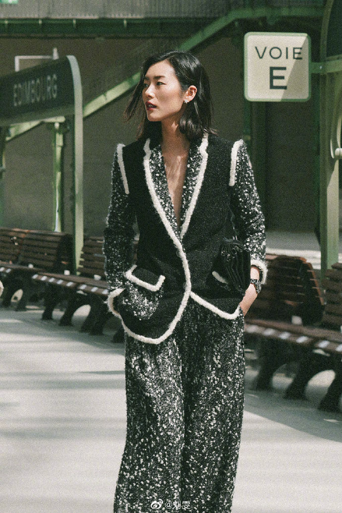 "大表姐"刘雯穿搭零失误,2套秋冬街拍造型惊艳,超模身材吸睛