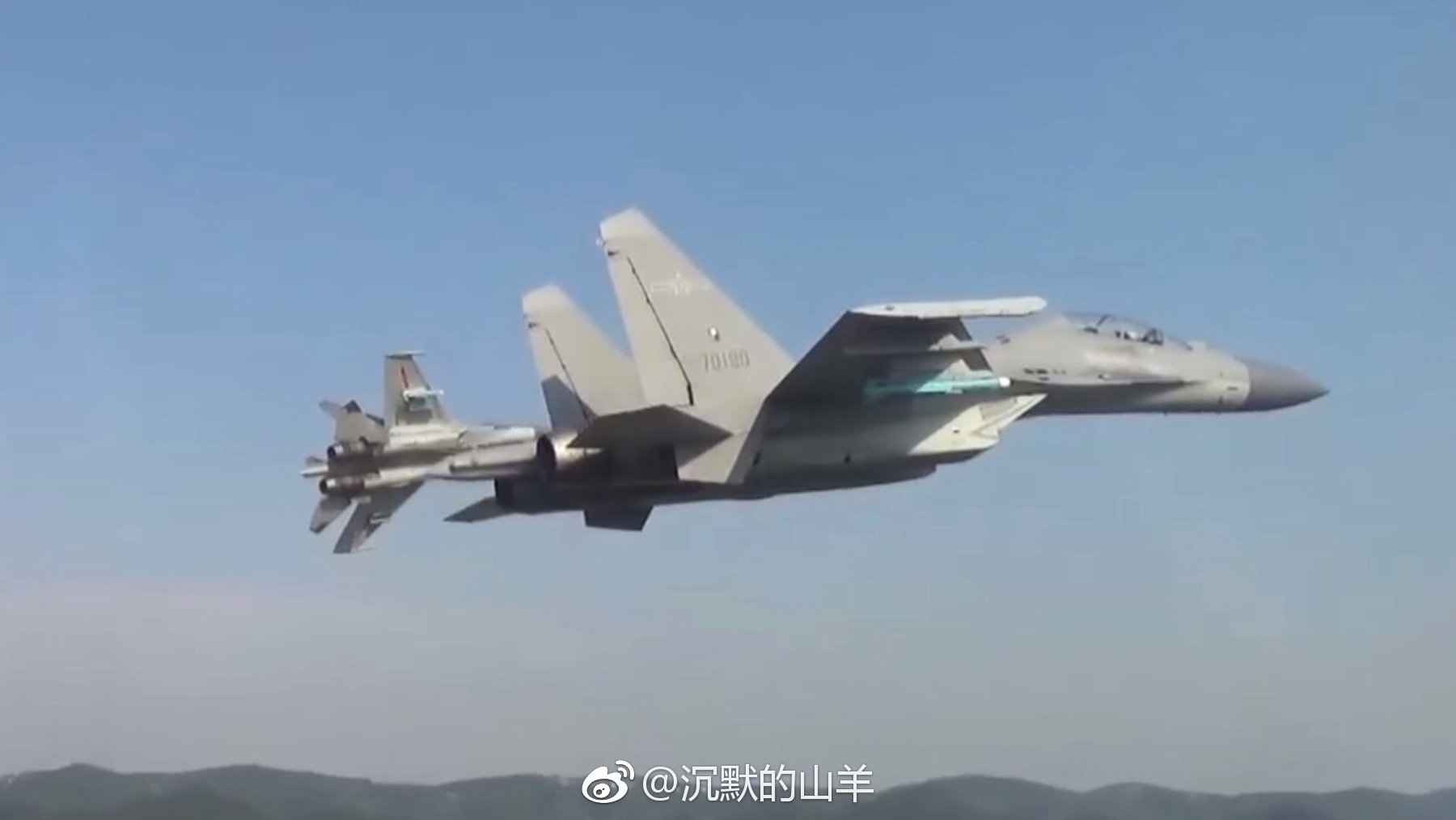 歼16战斗机夜间进行全天候训练飞行