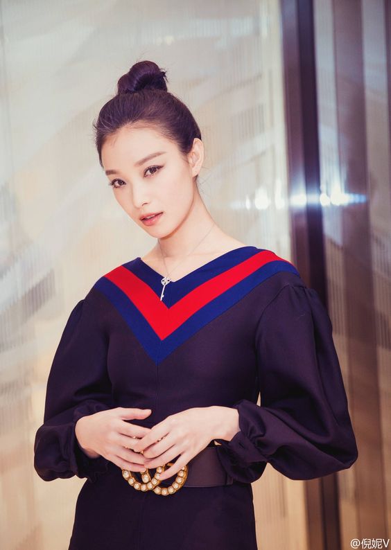 高清图下的倪妮,丸子头似"18岁少女","纯欲"脸吸睛