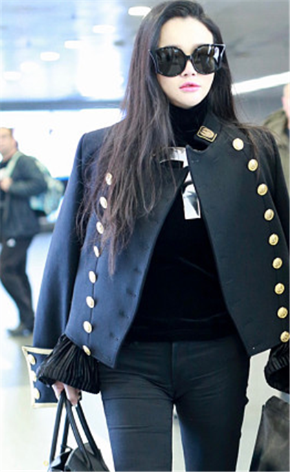 冉莹颖现身机场,架墨镜,身穿全黑套装,单手插袋似"大姐大"