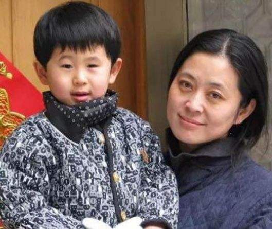 倪萍和他同居八年,结果他却转身娶了小16岁的美女,如今恩爱如初