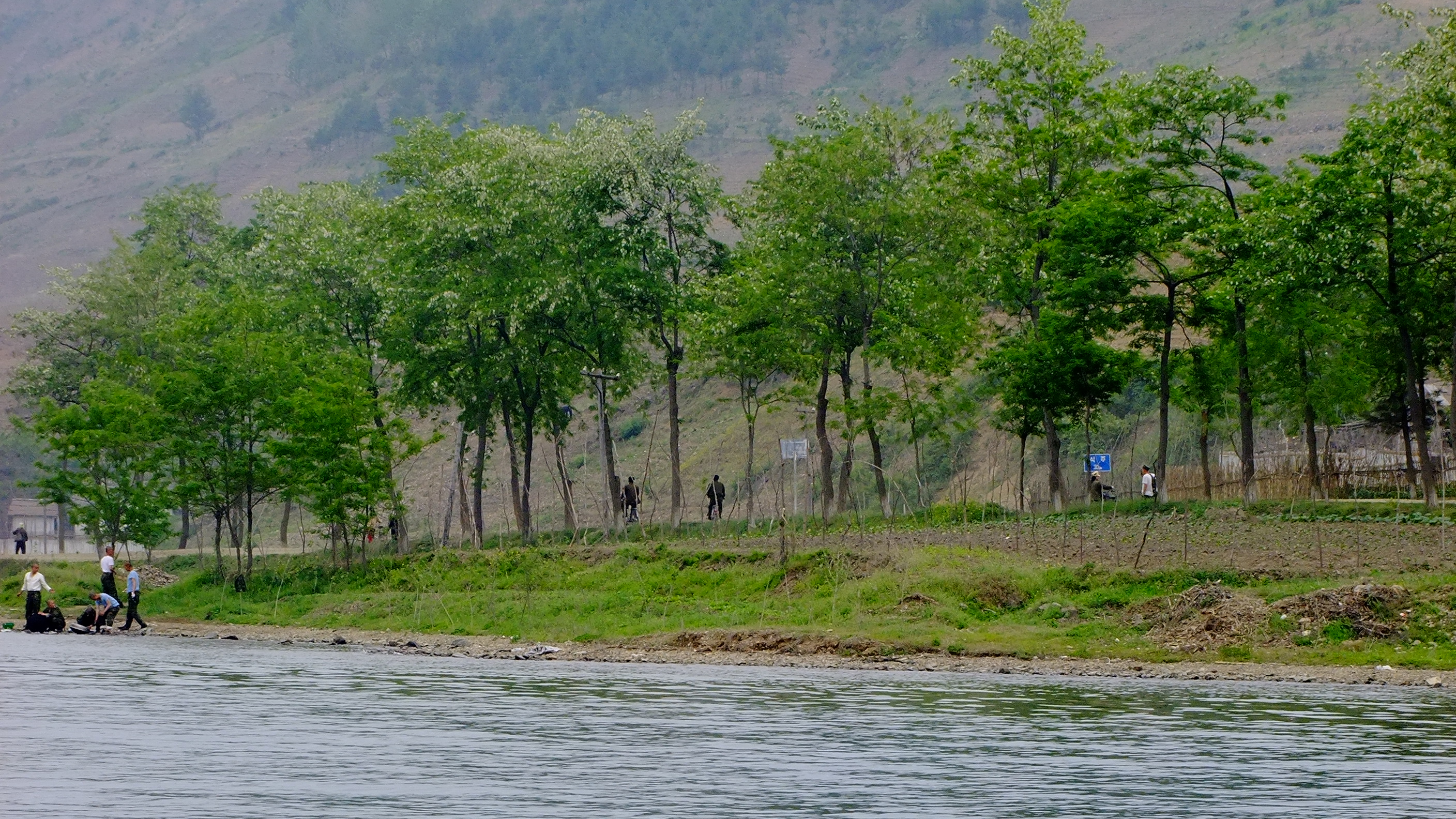 朝鲜掠影:站在江边拍摄朝鲜普通百姓的生活!