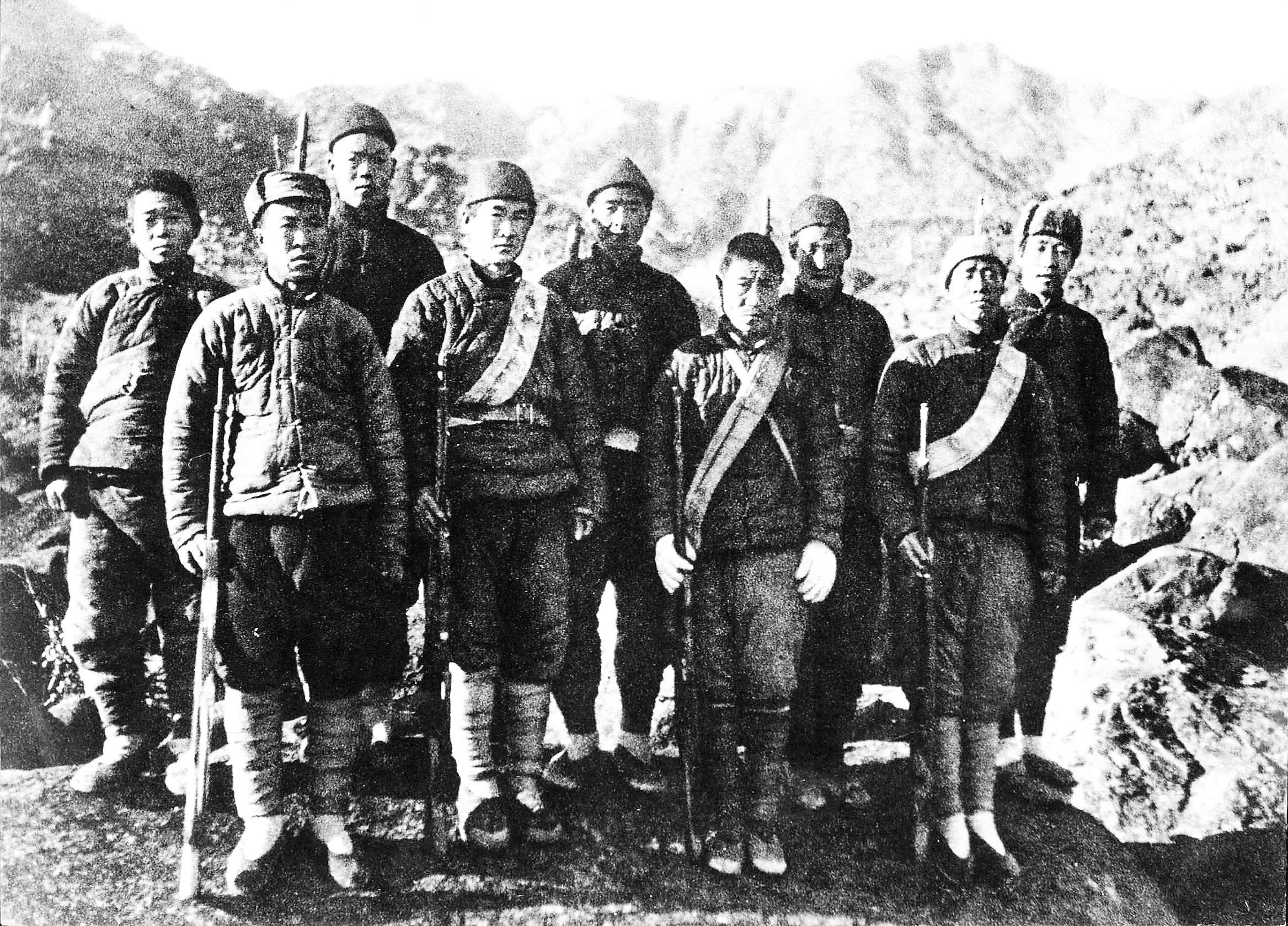 6张珍贵的抗战老照片:图3是游击队,图5是鬼子进村的真实画面