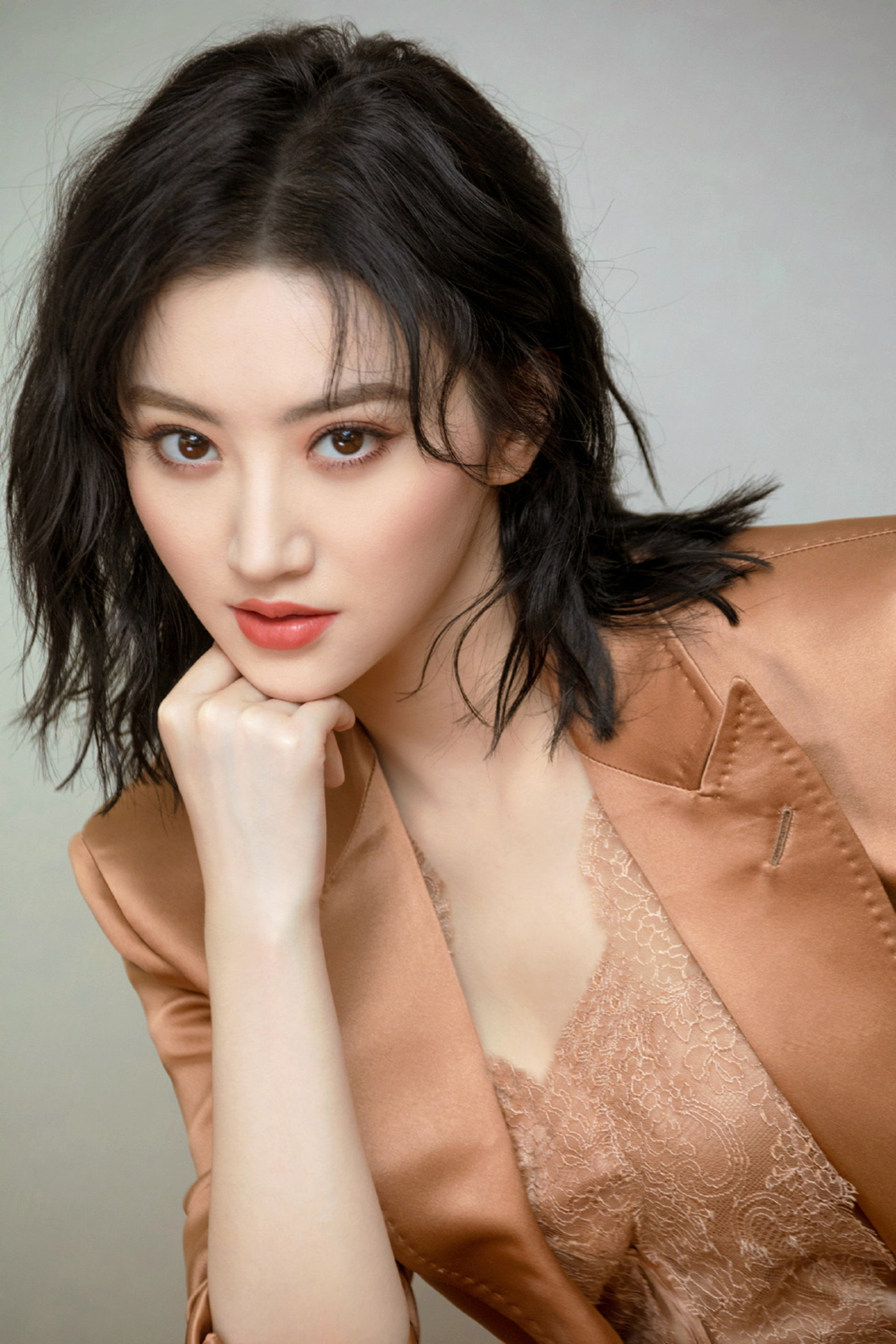 艳丽青春色彩的庄重美女子