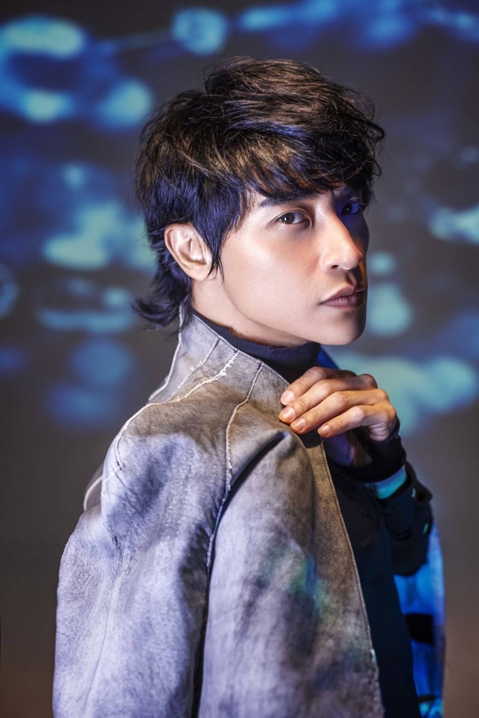 陈志朋最新街拍:褪下浮夸的装束,梳大背头黑色大衣帅出新境界!