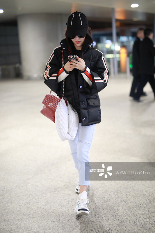贾青圣诞节穿面包服现身机场 刷手机不忘抬头莞尔一笑