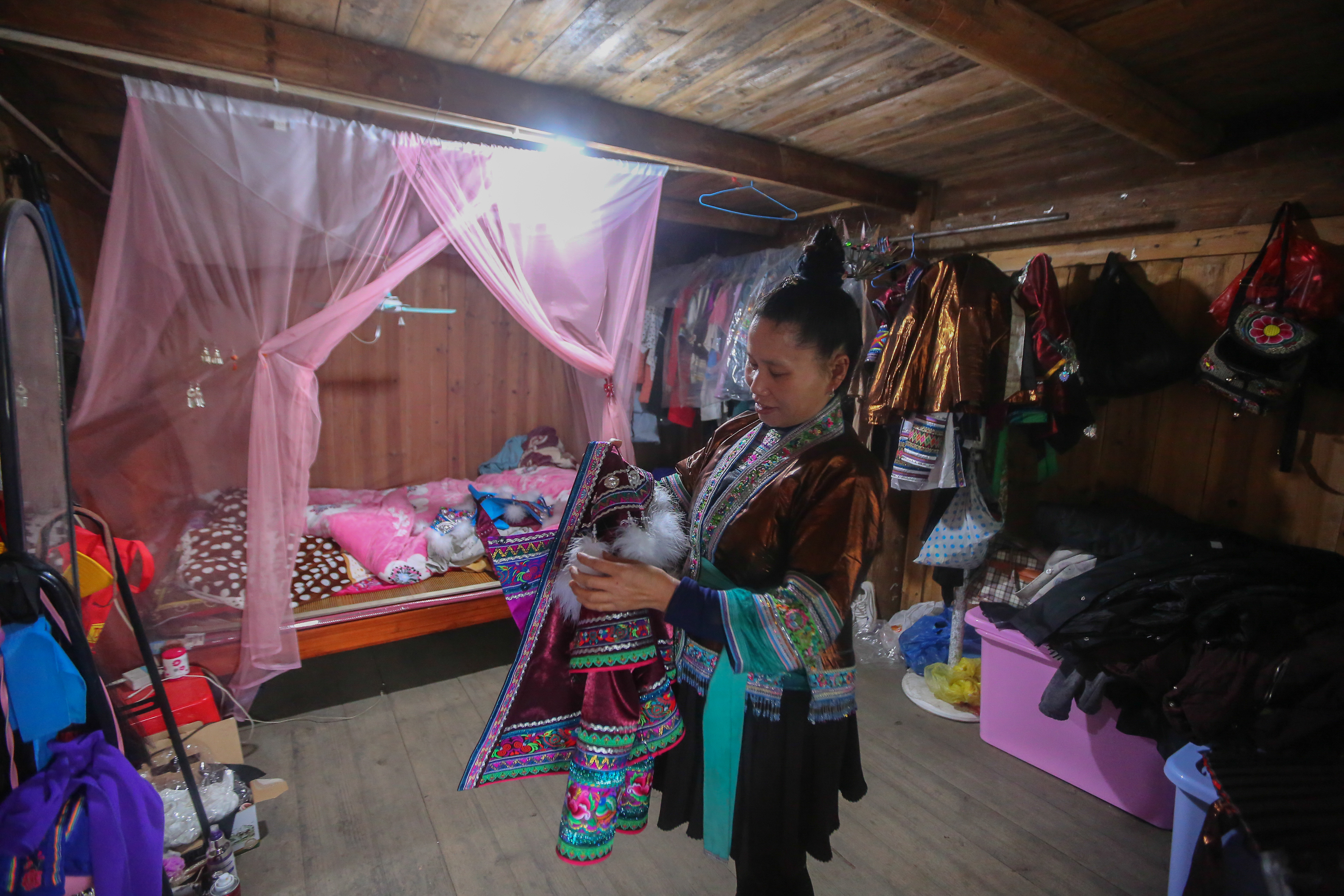 广西融水:"打包"搬迁 苗寨起"新"楼(3)