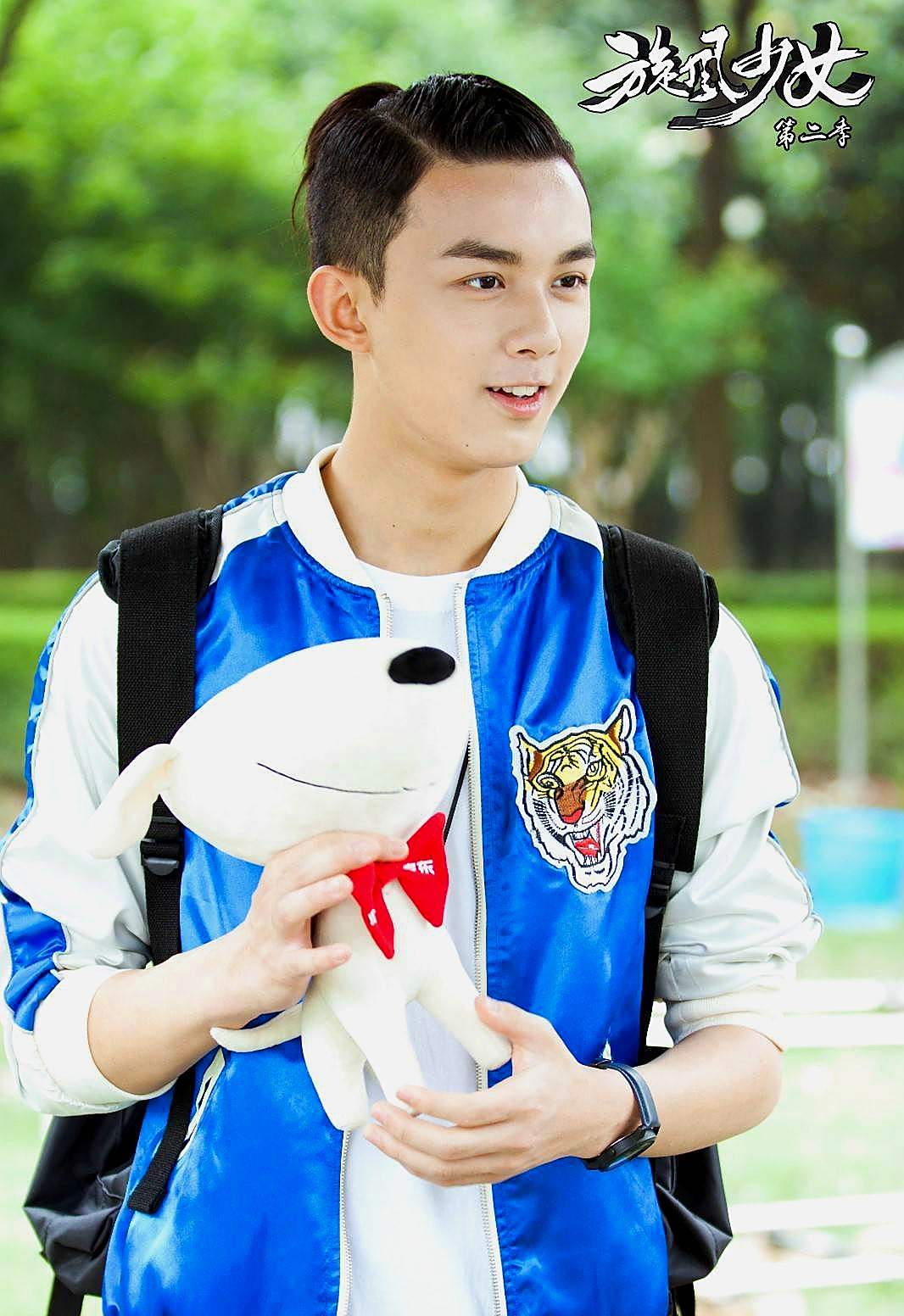 《旋风少女》中吴磊扮演的胡亦枫,帅气的造型,真的是一副男神的模样.