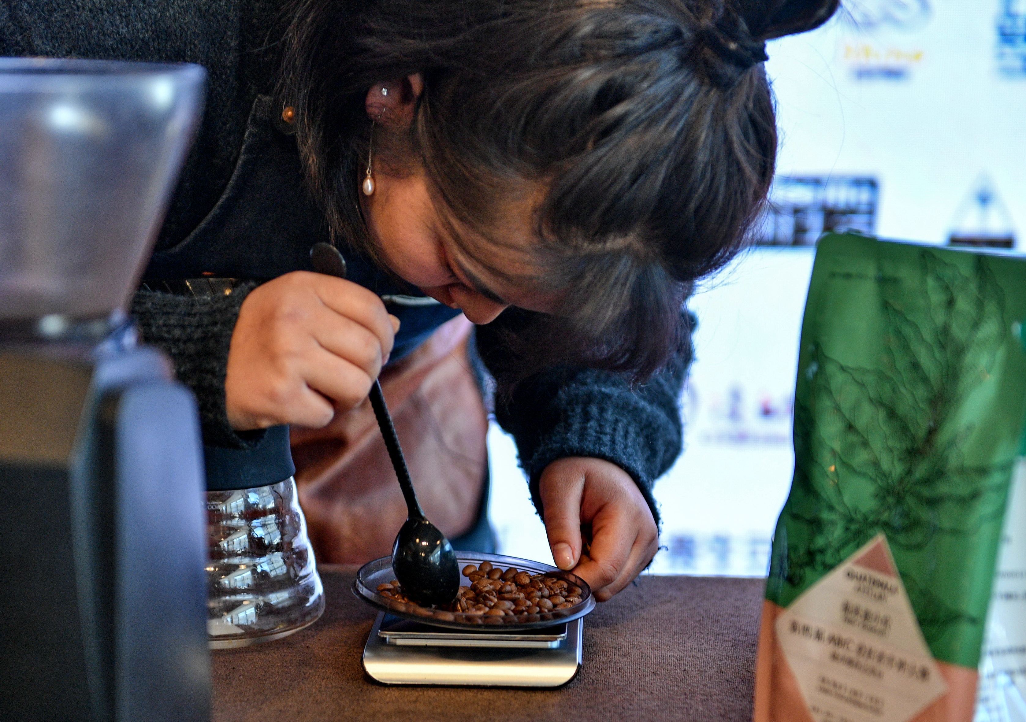 12月30日,拉萨赛区选手在手冲咖啡比赛中称量咖啡豆.