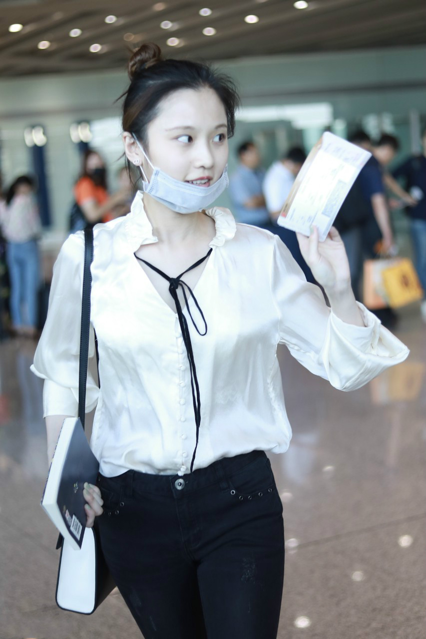张慧雯穿白色衬衣搭配黑色裤子现身机场皮肤白皙,扎丸子头好可爱