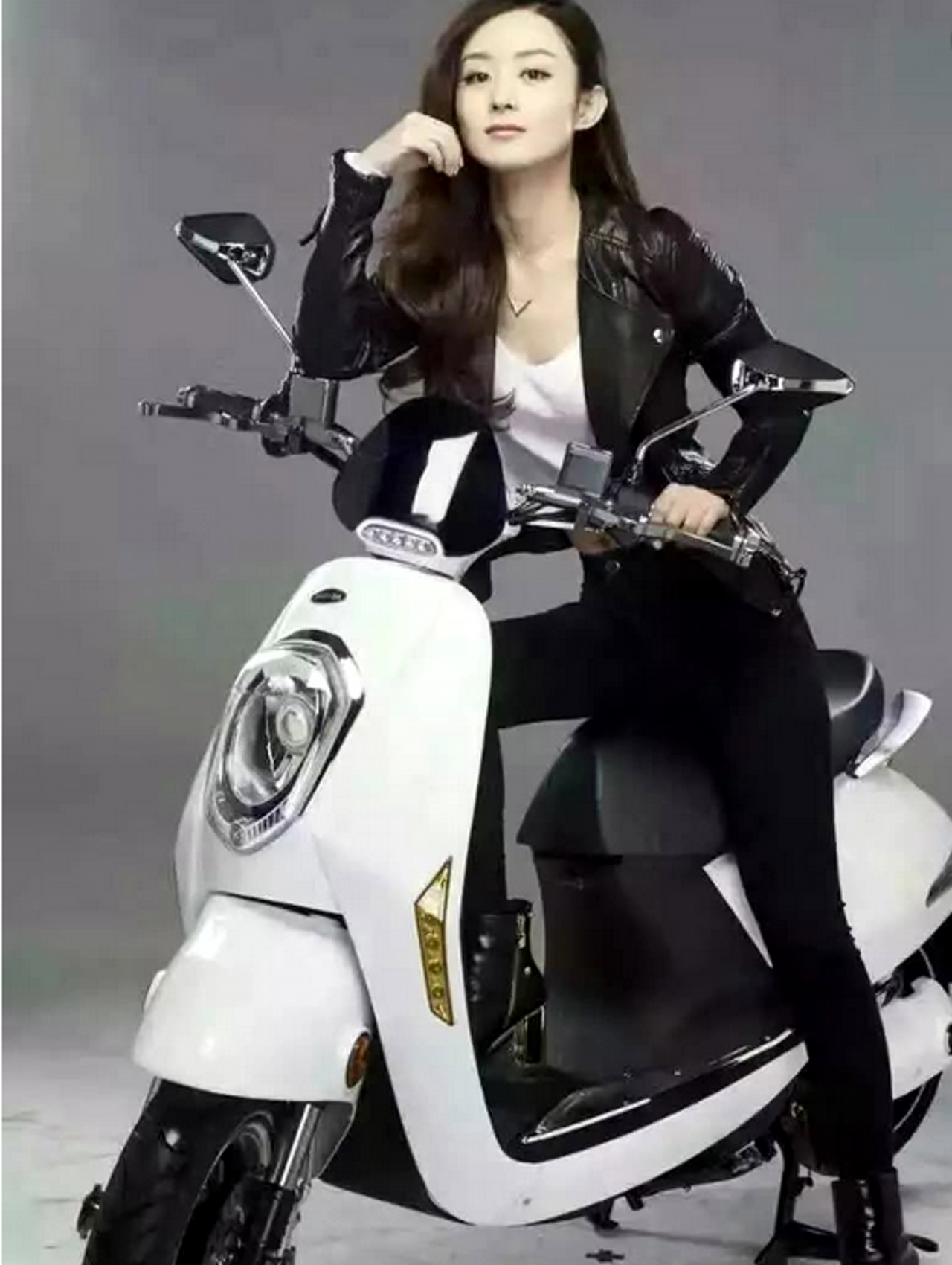 这4位农村出身的女明星摩托车秀,谁最应景?谁最作?