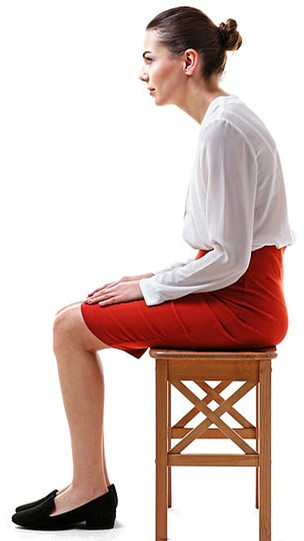 弯腰驼背的慵懒坐姿对背部有好处?被正名了?信还是不信?