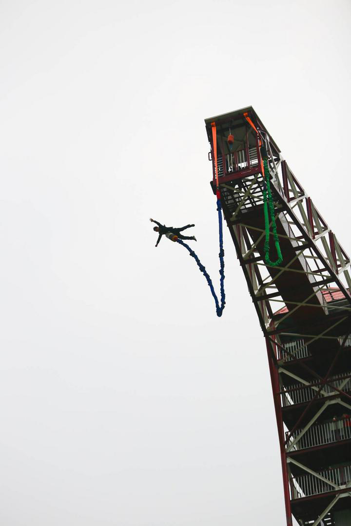 蹦极总高40米稍微多一点,其实用导游的话来说就是眼睛一闭一睁,基本就