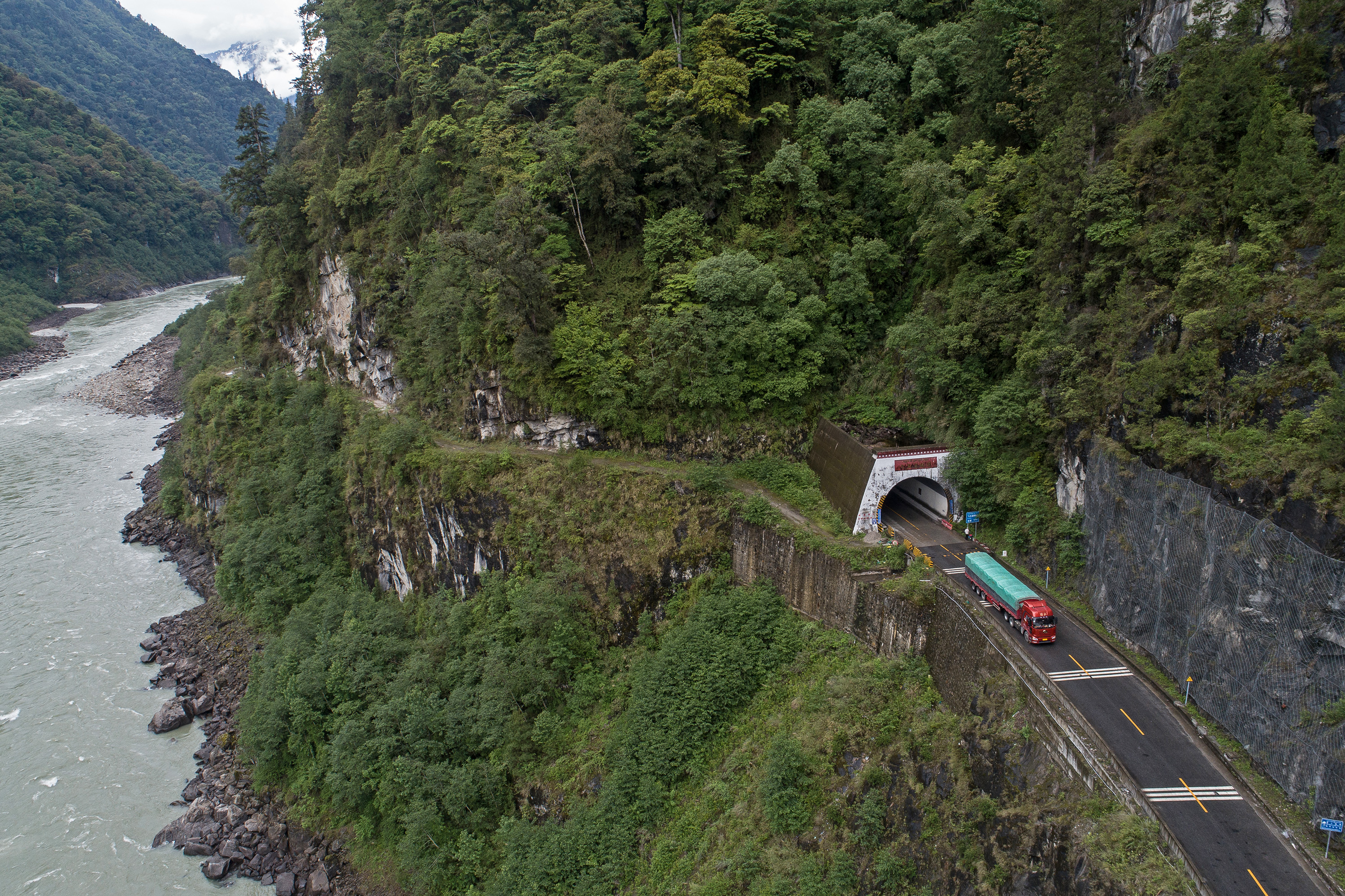 西藏通麦:"四隧两桥"让天险成通途(7)