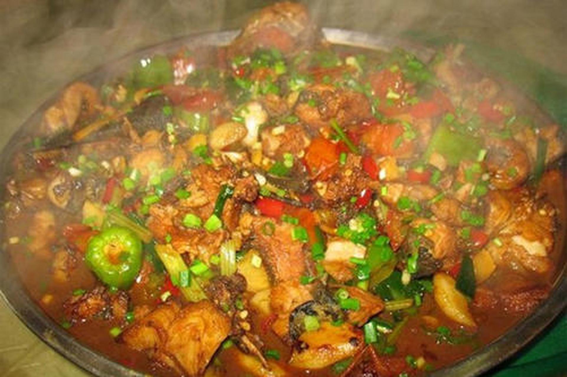 阳朔"啤酒鱼",是阳朔有名的地方特色菜,鱼肉鲜辣可口,无一丝鱼本身的