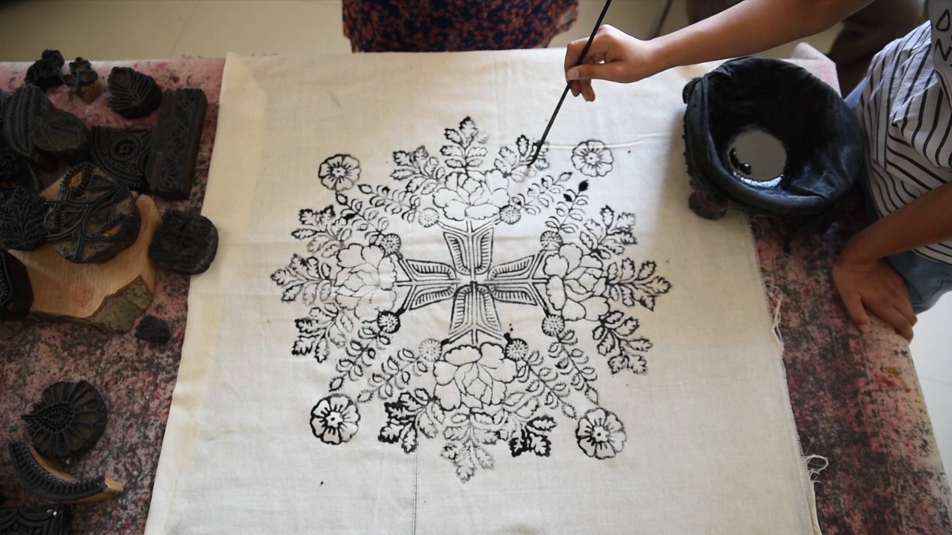 新疆英吉沙:传承木戳印花布的一家人