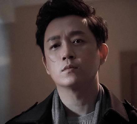 恋情曝光?潘粤明深夜醉酒 获神秘女照料一同返家中