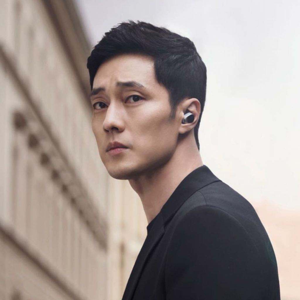 苏志燮捧大奖,刚和俞承豪拥抱,又和另一位男星碰鼻子