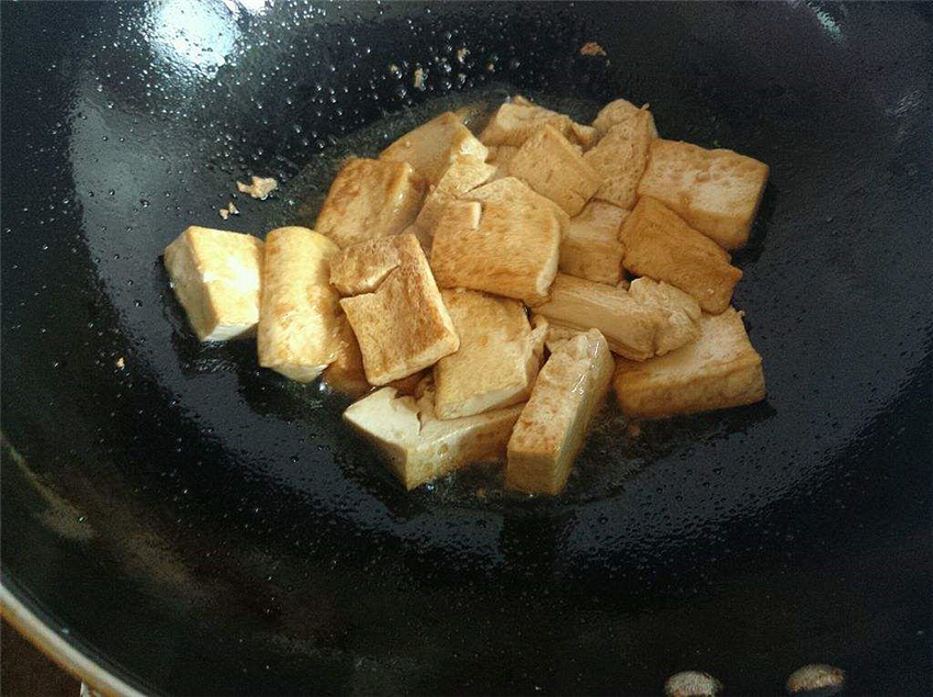 煎豆腐易粘锅,不如多加此步骤,轻松煎出完整薄嫩豆腐块