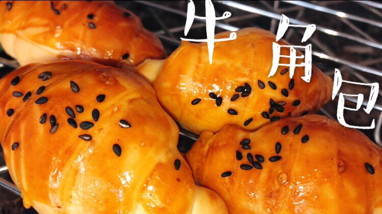 妹子在家做牛角面包,各种造型五花八门!还想了个奇怪的办法!