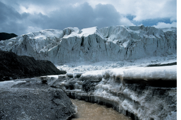 年复一年,各拉丹冬雪山的冰川融水汇聚成小溪与河流,最终汇聚成沱沱河