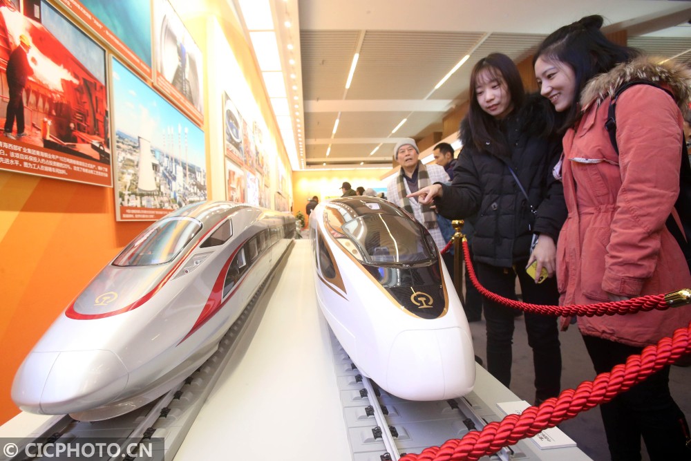 12月6日,观众参观复兴号中国标准动车组模型