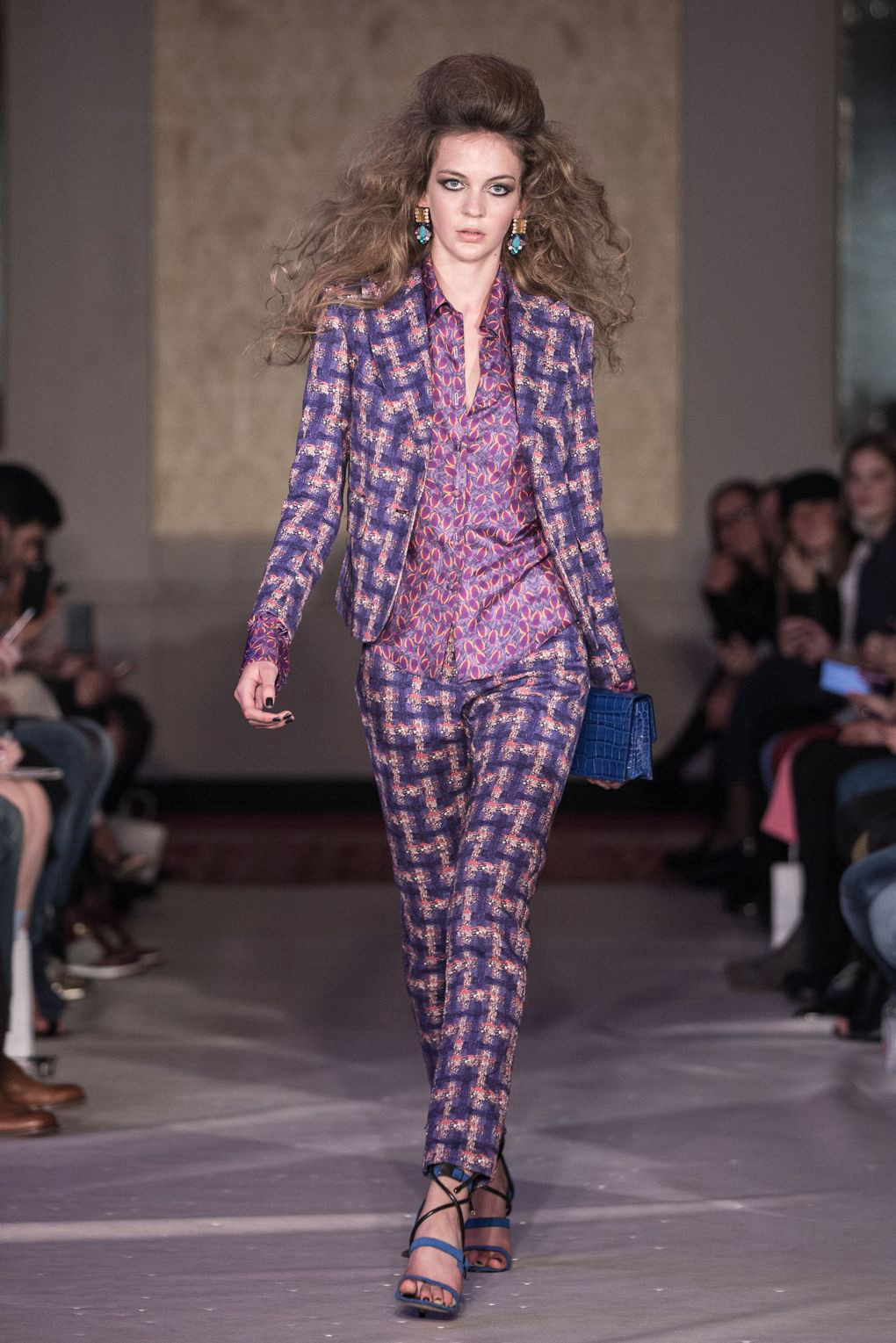 她的外面穿的是灰色衣服,里面穿的是一件条纹衬衫.