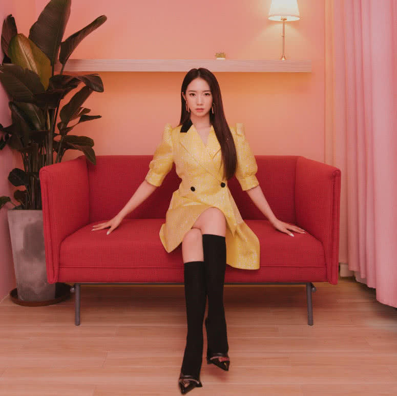 孟美岐的连腿袜火了,既能当高跟又瘦腿,网友:一定要买上!