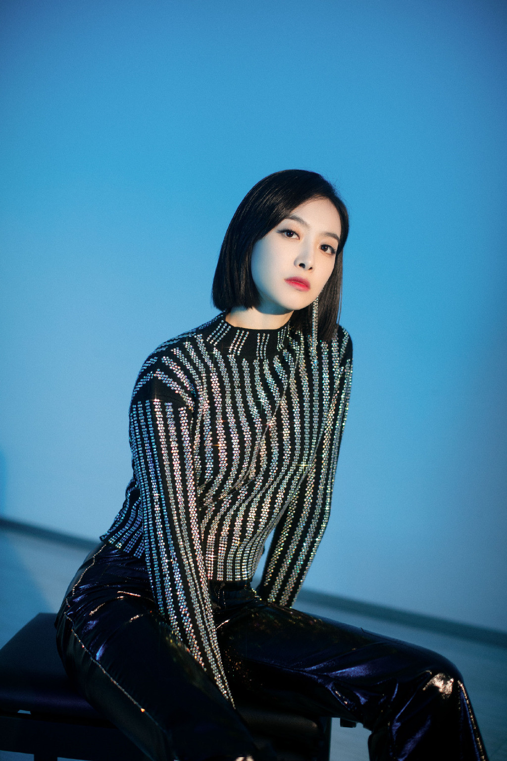 短发宋茜越来越有霸气了,漆皮长裤变女王,大耳环太惹眼了