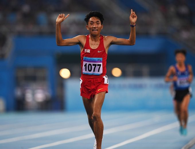 藏族选手多布杰获铜牌,为中国在亚运会男子马拉松项目首枚奖牌
