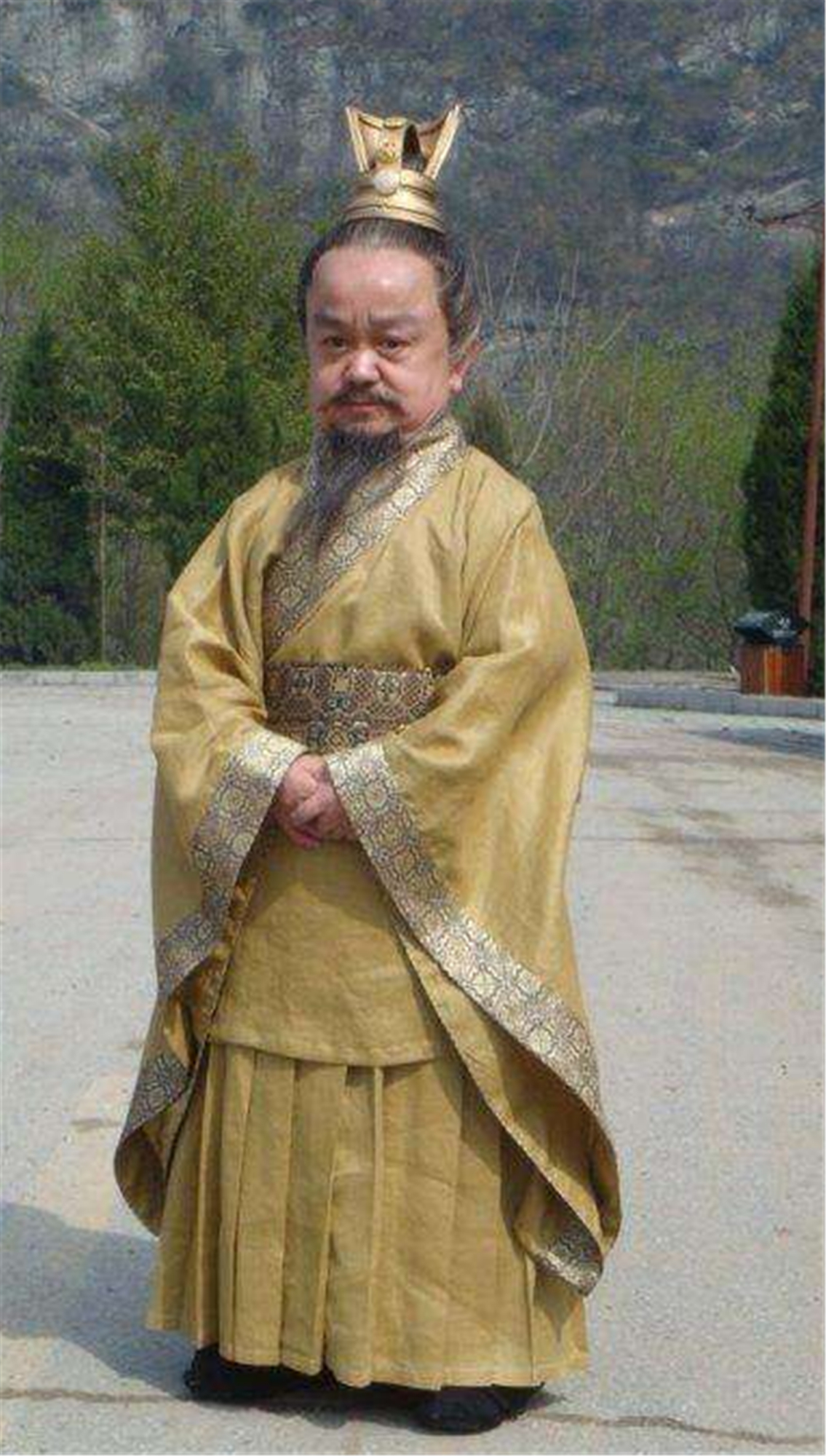 小阴蚀王张伸:身高1.15米,今无戏可拍,小18岁娇妻弃他而去!