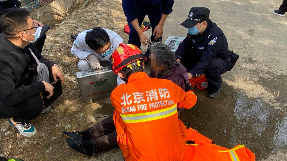 『关注』北京大兴一老人落水河中漂流，消防员飞奔两公里跳河救人