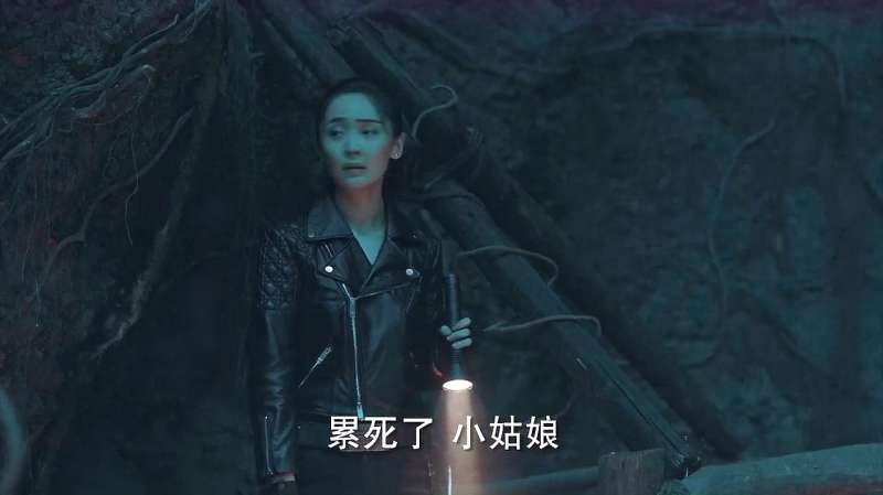秦岭神树凉师爷体力也太弱了竟还要让阿宁一个姑娘帮他背包