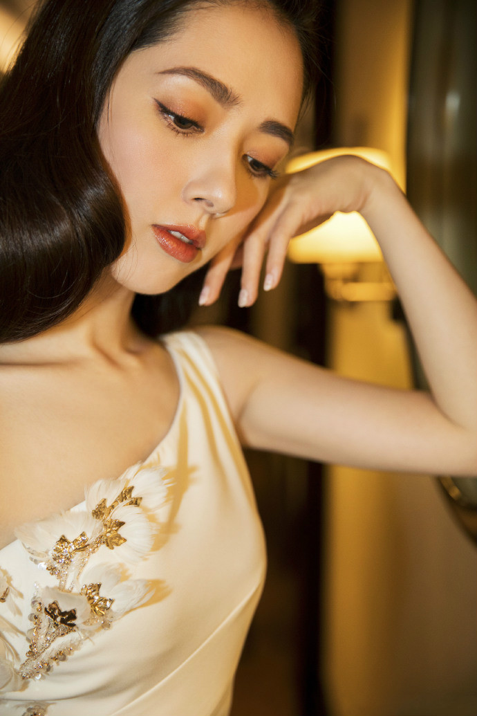 郭碧婷高开叉礼服出席活动,小露香肩知性有韵味,这发量有点惊人